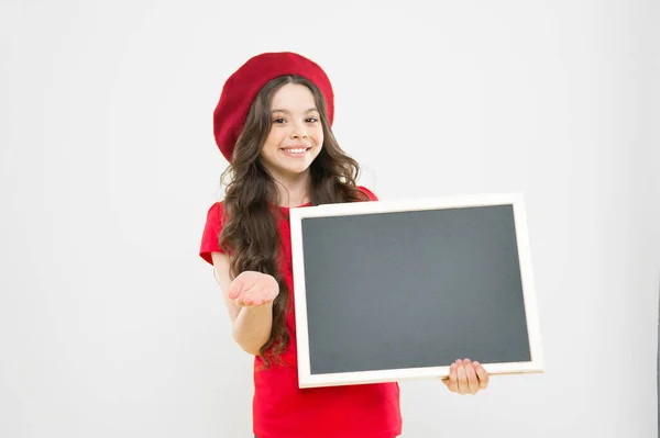 販売と割引。子供のプロモーション情報ボード。情報提供の場だ。女の子は空白の黒板の黒板を保持します。広告コピースペース。チェックリストの概念。学校の情報。君に知らせろ — ストック写真