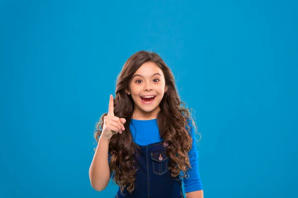 Día internacional de los niños. Moda de niño pequeño. niña pequeña con el pelo perfecto. Niña feliz. Belleza y moda. Felicidad infantil. Sé qué hacer. idea y éxito —  Fotos de Stock