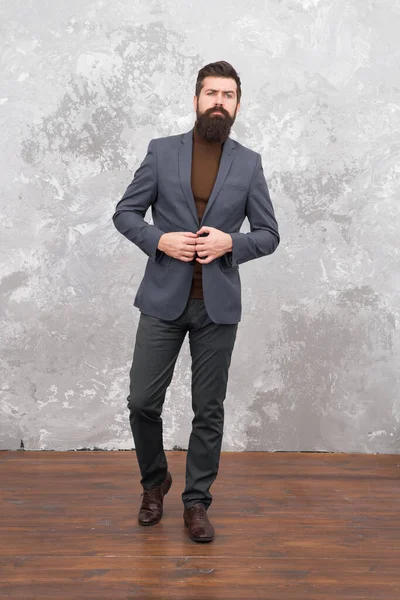 Hombre elegante con barba. La vida moderna. Modelo de moda elegante masculino. Maduro hombre de negocios elegante caminando. Sastre o diseñador de moda. Brutal hipster barbudo en traje elegante formal. Coach de negocios — Foto de Stock