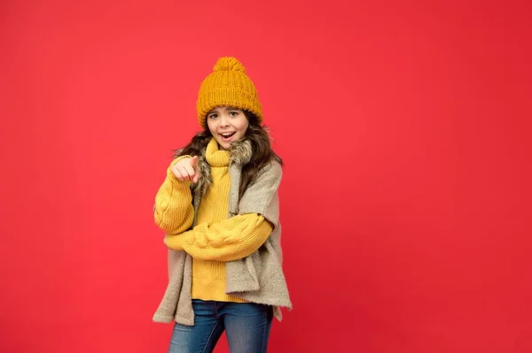 Niño con estilo en la salud del cuidado de la prenda de punto en la estación fría, espacio de copia, look de moda —  Fotos de Stock