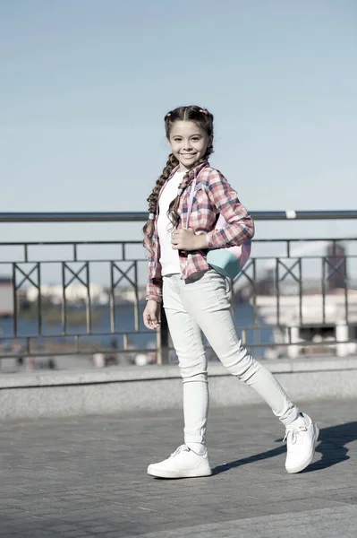 In stile street style. Piccolo bambino carino con bella lunga pettinatura intrecciata. Adorabile bambina in stile casual il giorno d'estate. Possedere il suo stile — Foto Stock