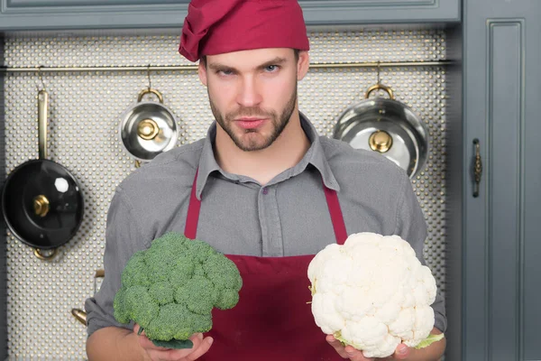 Mann mit rotem Hut, Schürze, Blumenkohl und Brokkoli — Stockfoto