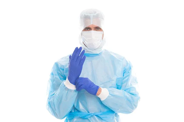 Koruyucu kostümlü bir tıp işçisi, beyazlar içinde izole edilmiş. Kovid19 sarar virüsü salgınından korunuyor. Koronavirüs. — Stok fotoğraf