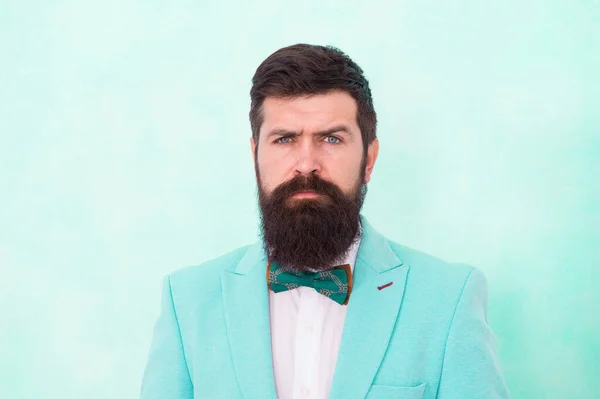 Plie les sourcils. Un costaud brutal. mode formelle et d'affaires. homme barbu toiletté sur événement spécial. son jour de mariage. directeur artistique élégant. véritable esthete dans tous les détails. gentleman porter noeud papillon — Photo