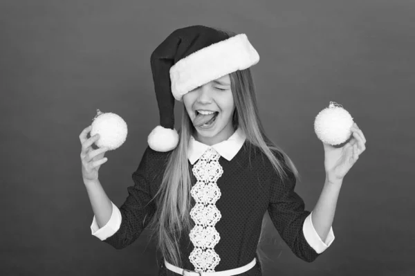 Blijven vieren, want het nieuwe jaar komt eraan. Gelukkig meisje viert Kerstmis en Nieuwjaar. Klein kind geniet van de wintervakantie. Tijd om te vieren. Vieren in Santa stijl — Stockfoto