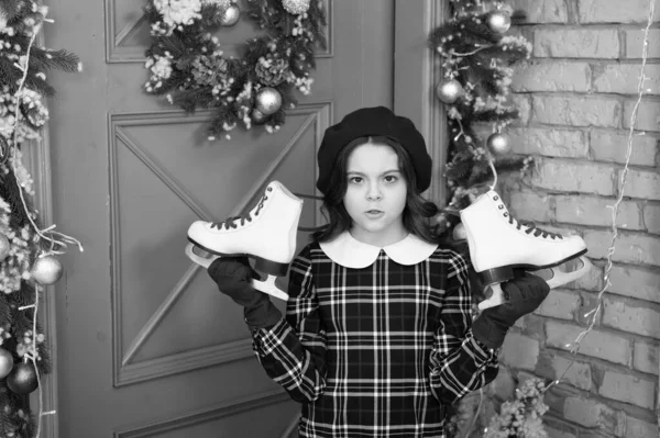 Het is geen sport zijn levensstijl. Kleine schaatser. Kleine kinderen houden kunstschaatsen vast. Schaatsen. Wintersport. Hobby en sport. Laten we gaan sporten. — Stockfoto