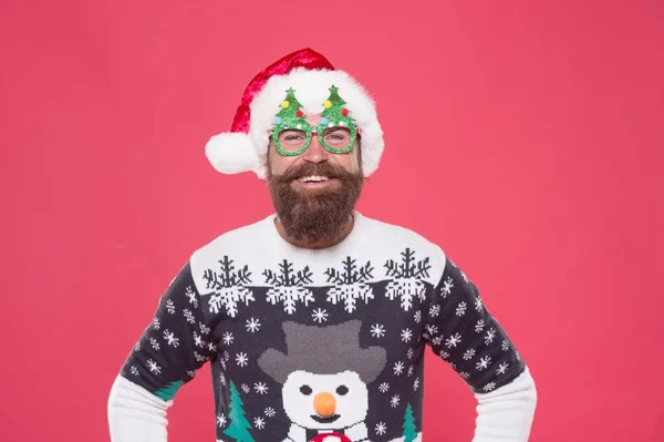 Cara santa em chapéu e óculos de festa como sua camisola de inverno favorito se divertindo no feriado de ano novo, feliz ano novo — Fotografia de Stock