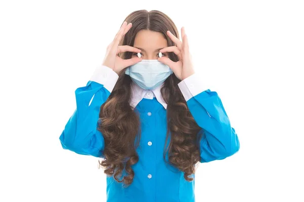 Blijf veilig. Het kind met het masker houdt antibiotica vast. gezondheidszorg tijdens een hevige pandemie. vitaminen en antipyretica. Meisje met pillen. coronavirusbehandeling. Een kind in een drogist. volgens doktersvoorschrift — Stockfoto