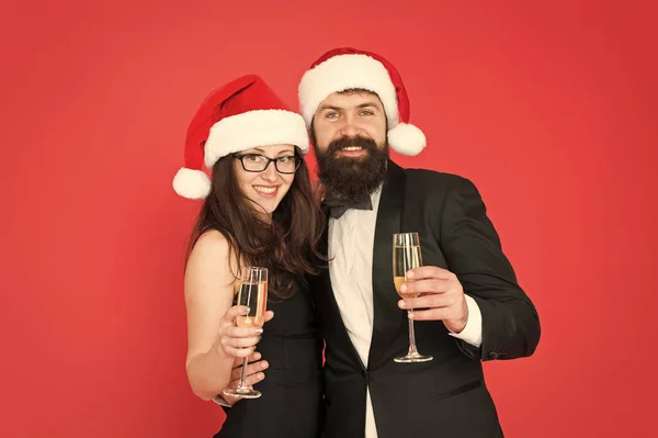 Felice anno nuovo. Barbuto signore indossare abito elegante ragazza smoking. Buon Natale a tutti. Festa in ufficio. Cerimonia di visita evento festa. Un paio di party aziendali pronti. Festeggiamenti ufficiali. Concetto di saluto — Foto Stock