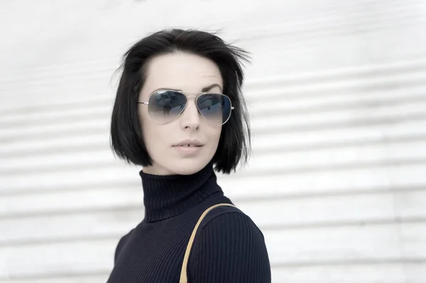 Mujer en gafas de sol en las escaleras — Foto de Stock