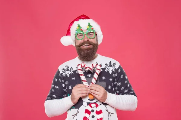 Alegre fiesta goer en santa hat y punto suéter sentir alegría y prepararse para la celebración de Navidad, el estado de ánimo de Navidad — Foto de Stock