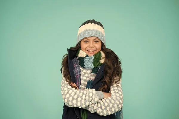 Ευτυχισμένη παιδική ηλικία. Κρύο καιρό. Παιδί με μάλλινο πλεκτό καπέλο. Τα παιδιά έχουν την τάση να κρυώνουν περισσότερο από τους ενήλικες. Χειμερινή μόδα. Μικρό κορίτσι με μακριά σγουρά μαλλιά. Ιδέες χειμερινών διακοπών. Χειμερινή δραστηριότητα για παιδιά — Φωτογραφία Αρχείου