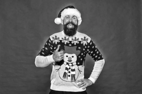 Všechno nejlepší. zimní prázdniny. sezónní móda teplého oblečení. připraven na nový rok. Veselé Vánoce. šťastný vousatý muž červený Santa klobouk. veselý hipster oblíbený legrační svetr se sněhulákem — Stock fotografie