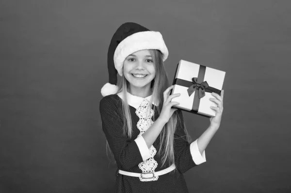 O meu presente do Pai Natal. Menina feliz segurar caixa de presente. Criança sorri com um presente embrulhado. Um presente de Natal. Festa de São Nicolau. Dia de boxe. Surpresa de Ano Novo. Saudação de Natal. Temporada festiva — Fotografia de Stock