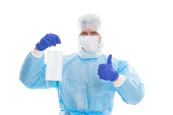 人工呼吸器マスクを提供する人間の医師疫学者は、白で隔離されたコロナウイルスのパンデミック発生時の安全保護衣装を身に着けています,成功した保護と衛生. — ストック写真