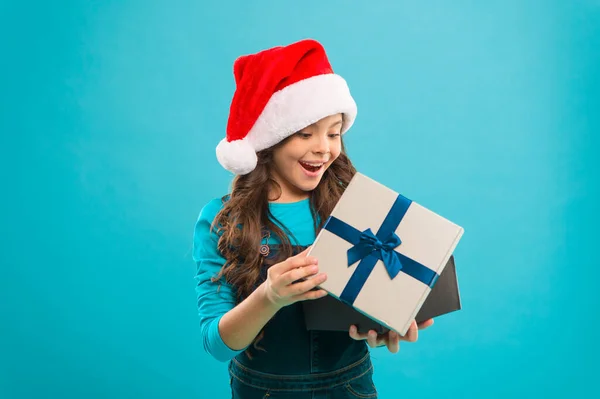 Felices fiestas de invierno. Niña pequeña. Regalo para Navidad. Infancia. Compras de Navidad. Niña con sombrero de santa. Fiesta de año nuevo. Chico Santa Claus. Que tu Navidad se llene de ruido alegre —  Fotos de Stock