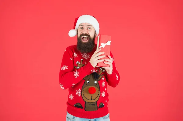 Święty Mikołaj brodaty człowiek życzy szczęśliwego Nowego Roku i wesołych świąt Bożego Narodzenia gotowy do świętowania partii z prezentów i prezentów, wyprzedaży i rabatu — Zdjęcie stockowe
