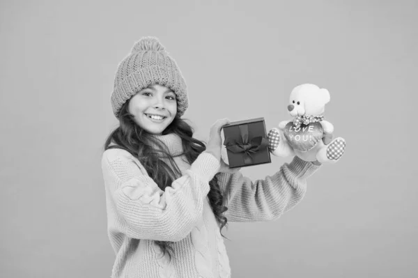 Vacances d'hiver. Célébrez votre anniversaire. Cadeau d'anniversaire d'amour. Je me sens reconnaissante pour le bon cadeau. Boîte cadeau surprise. Enfant heureux tenir boîte cadeau. Enfant fille ravi cadeau de Noël. Surprise inattendue — Photo