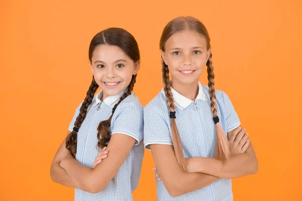 Chicas caras felices. Diferencia entre los niños y los derechos de los jóvenes. Día internacional de los niños. Campo de los derechos de los niños abarca campos de la ley política religión y moralidad. Niños hermanas amigos —  Fotos de Stock