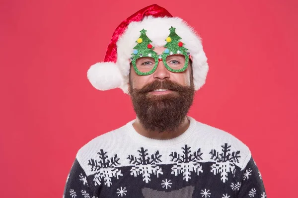 Barbudo santa claus homem com bigode desgaste chapéu e camisola de malha para xmas festa, feriado divertido — Fotografia de Stock