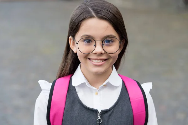 Glad söt unge leende bär glasögon i skolan uniform utomhus, framtid — Stockfoto