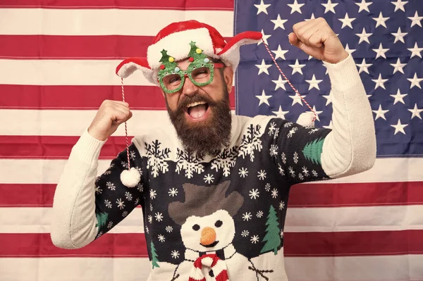 Un tipo americano se unió a una celebración alegre. Tradición americana. Santa Claus en bandera americana. Celebrar la Navidad y el año nuevo. Tradición navideña de USA. Orgulloso de mi país. Temporada de vacaciones de invierno —  Fotos de Stock