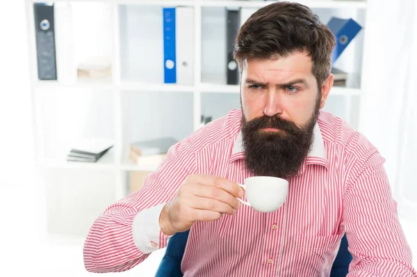 Uykucu yarı uyanık hippi işyerinde bir fincan kahve, kafein içer. — Stok fotoğraf
