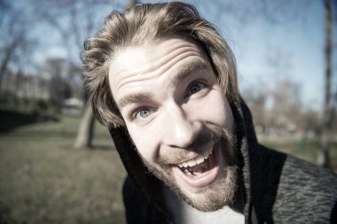 İyi sabahlar. Erkek spor kıyafeti sabah koşusuna hazır. Erkek sabah koşusu hayranı. Güneşli bir sabah enerji yükünü doldurur. Sporcu neşeli yüz, koşu parkı geçmişine deli oluyor. Sporcu koşu hayranı.