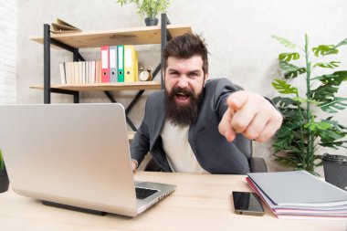 İş görüşmesi. Haberler kötü. Yine başarısız oldu. Görev başarısız oldu. Senin hatandı. Çok zalimce. Ofiste acımasız bir işadamı var. Sakallı olgun bir adam. Sakallı hippi bilgisayar kullanıyor. Erkek patron çalışıyor.