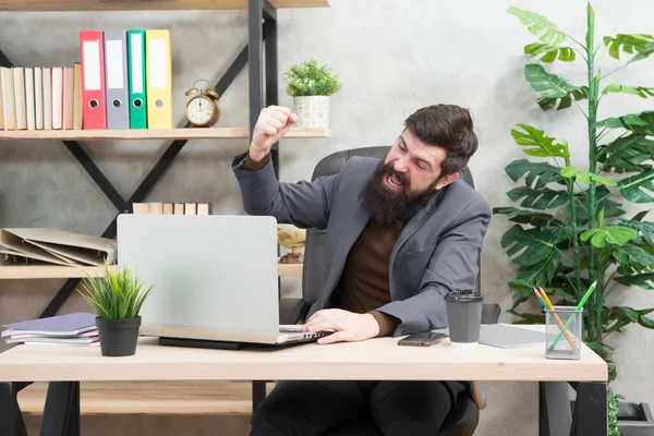 Buen resultado. Empresario en traje formal. Hombre seguro de usar el ordenador portátil y el teléfono inteligente. Lugar de trabajo del jefe. trabajo para el resultado. Barbudo en la oficina de negocios. feliz con el gran resultado. nueva estrategia —  Fotos de Stock