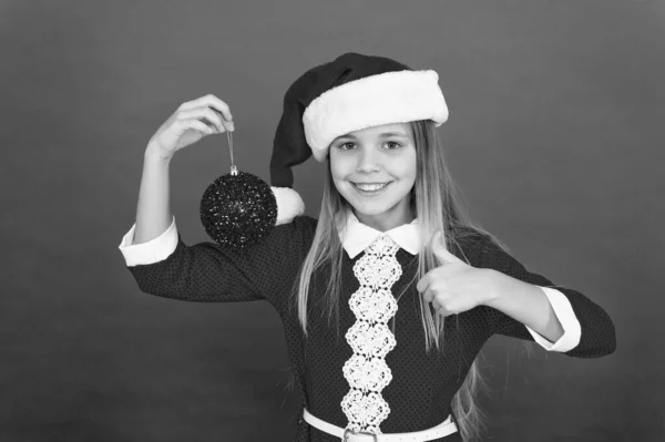 Grote verkoop hier. Kinderkerstballen versieren. kerstman kind decoratieve boom bal. Ik ben blij met kerstvakantie. Kerstinkopen doen. Klaar om nieuwjaar te vieren. Pluk decoraties thuis. — Stockfoto