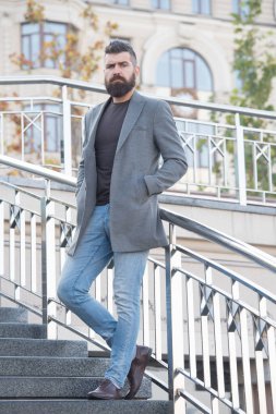 Modayı takip ediyorsun. Sonbahar ceketli acımasız olgun hippi. Erkek, sakallı, bakımlı. Tarz sahibi bir adam. Saç ve sakal bakımı. Sakallı, karizmatik bir iş adamı. Dışarı yürüyün. Sakallı adam