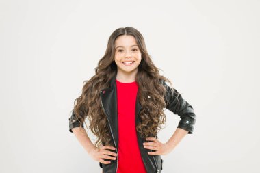 Onun saçı sağlık yayıyor. Saçını rüzgâr hasarından koru. Güçlü ve inatçı rüzgarlar dalgalı uzun saçlarda karmaşa ve pürüzler yaratabilir. Çok tatlı bir kız uzun dalgalı saç stili. Rüzgar saçlara da zarar verebilir.