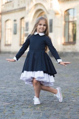 Dans dersine gidiyorum. Küçük çocuk dışarıda reverans yapıyor. Küçük dansçılar üniforma giyer. Bale okulu. Dans eğitimi. Okul modasına geri dönelim. Kendini ifade et.