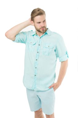 Yakışıklısın ve yakışıklısın. Beyaz tenli, yaz sokak tarzı yakışıklı bir adam. Yakışıklı yüzünde seksi sakallı beyaz adam şık sarı saçlara dokunuyor. Yakışıklı ve çekici.