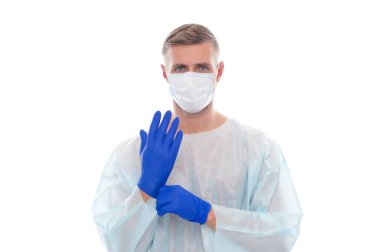 Koruyucu kostümlü bir tıp işçisi, beyazlar içinde izole edilmiş. Kovid19 sarar virüsü salgınından korunuyor. Koronavirüs.