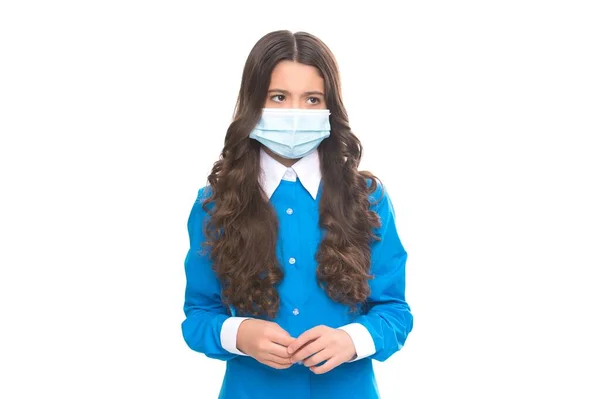 Läkare tonåring flicka i skyddsmask isolerad på vitt hålla säker av covid19 sars virus pandemi, coronavirus — Stockfoto