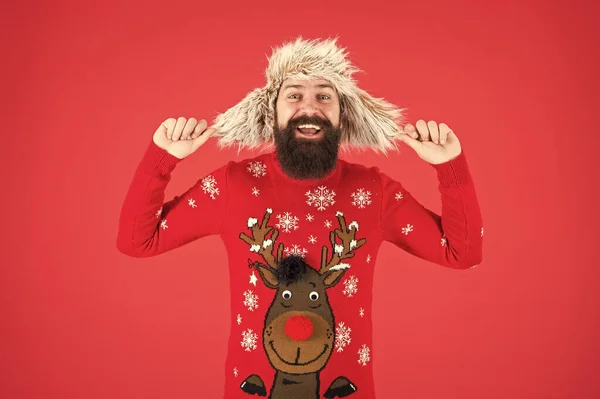 Разогревайся. хипстер с бородой в любимом свитере. трикотаж и меховой аксессуар. совершенно счастлива в новом году. Счастливого Рождества. мужская зимняя мода. почувствовать себя счастливым в праздниках — стоковое фото