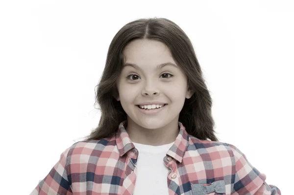 Niña emocional sincera. Chica risa cara emocional. Humor y reaccionar historia divertida. Concepto de infancia y felicidad. Niño con la cara alegre y sonrisa brillante aislado en blanco. Concepto de emociones —  Fotos de Stock