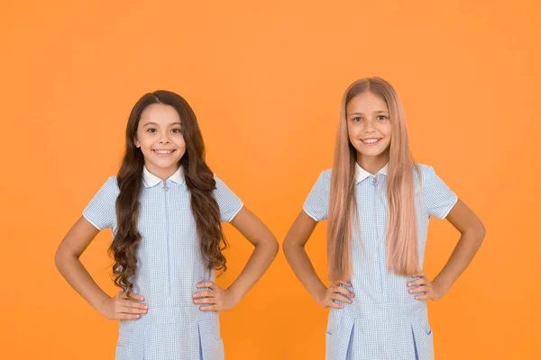 Colegialas perfectas. Colegialas vintage traje de estilo simple. Alegres colegialas fondo amarillo. Niñas. Feliz día de los niños. Igualdad de protección de los derechos civiles y no discriminación —  Fotos de Stock