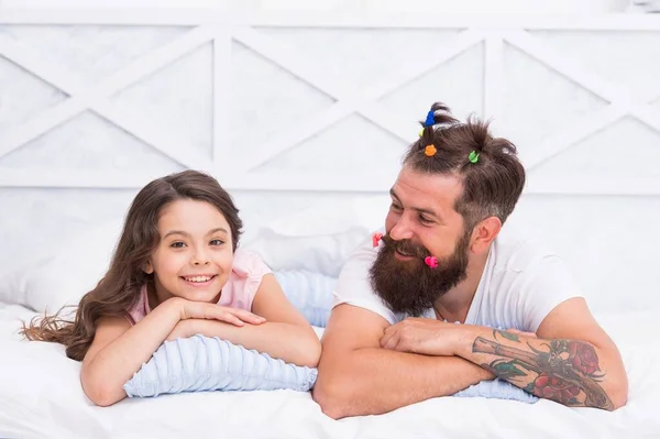 Alegre e positiva. feliz dia da família. celebrar feriado do dia dos pais. passar tempo livre juntos. salão de cabeleireiro. penteado na barbearia. pai e filha se divertindo. estilo criança pai cabelo — Fotografia de Stock