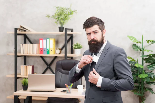 Servicios bancarios. El tipo del traje formal está en la oficina. El hombre de negocios tiene una tarjeta en blanco. Finanzas y contabilidad. Pago fácil y rápido. Tarjeta bancaria. Apoyo financiero. Barbudo hipster superior gerente tarjeta de retención — Foto de Stock