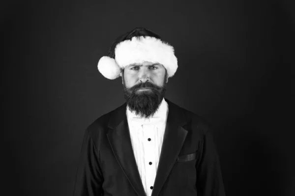 財務報告書。マネージャー新年を祝う準備ができています。クリスマスパーティーの事務所。企業の休日パーティーのアイデア。クリスマスパーティーだ。髭を生やしたヒップスターはサンタの帽子をかぶる。クリスマスの精神の概念 — ストック写真