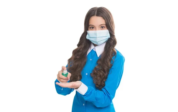 Coronavirus salgınına karşı koruyucu önlem olarak beyaz, antiseptiğe izole edilmiş antibakteriyel dezenfektan jeli kullanan solunum maskeli kız doktor epidemiyoloğu. — Stok fotoğraf