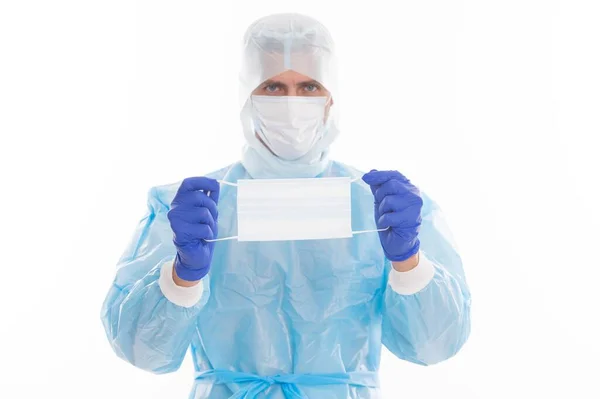 白衣の上に隔離された防護服を着た医療従事者19人の星のウイルス感染症コロナウイルス — ストック写真