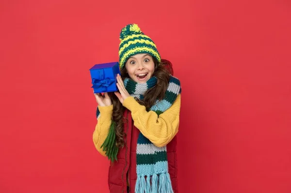 Dítě s veselou tváří nosí teplé zimní oblečení a připravte se na dovolenou nákup dárkové krabice, nakupování v den boxu — Stock fotografie