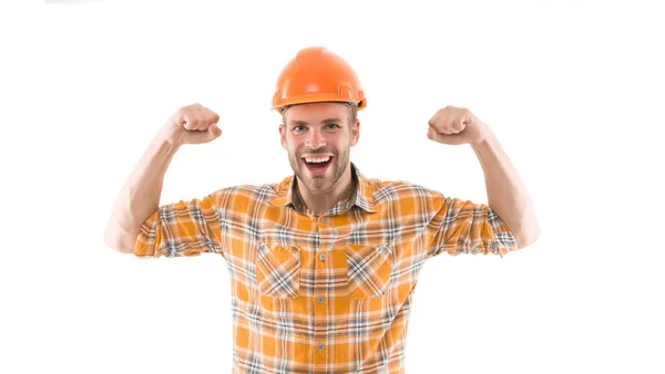 Succesvolle ingenieur. Sterke knappe bouwer. Beschermende helm en uniforme witte achtergrond. Werknemer bouwer zelfverzekerd en succesvol. Het concept van beschermende uitrusting. Bouwer geniet van succes — Stockfoto