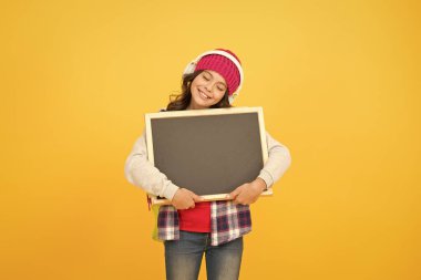 Sevimli küçük kız kulaklık takıyor müzik dinliyor karatahta fotokopi alanı var. Küçük çocuk müzik dinler. Küresel hayranlık çok daha fazla bölgesel çeşitlilikle parçalandı. En iyi müzik uygulamaları. Sesin tadını çıkar