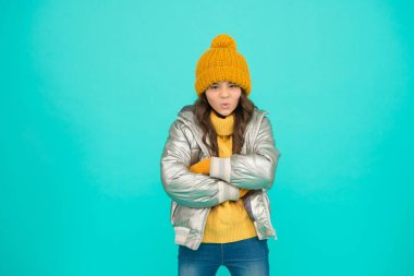 Gümüş renkli kabarık ceketli komik çocuk ve örgü ören çocuk kışın ısınır. Tatillerde ve moda etkinliklerine hazırlanır.