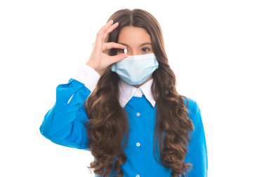 Solunum maskeli çocuk Coronavirus covid-19 salgını ve bağışıklık sisteminin yayılmasını engelleyen haplarla